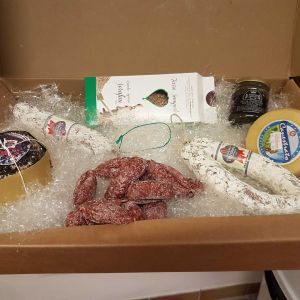Cesto misto salumi e formaggi con salsa e farro